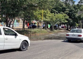 Foto: Carlos Hernández // Un inmenso charco obligaba a los automovilistas a invadir el segundo o primer carril de Avenida Ferrocarril.
