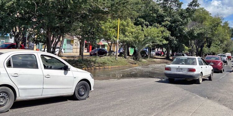 Foto: Carlos Hernández // Un inmenso charco obligaba a los automovilistas a invadir el segundo o primer carril de Avenida Ferrocarril.