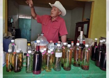 Un productor de aguardiente es el ciudadano Hermilo Juárez.