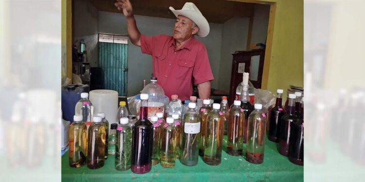 Un productor de aguardiente es el ciudadano Hermilo Juárez.