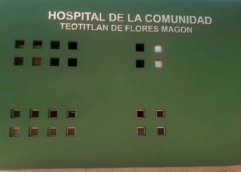 Usuarios felicitaron al personal médico del hospital comunitario de Teotitlán de Flores Magón.