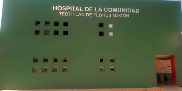 Usuarios felicitaron al personal médico del hospital comunitario de Teotitlán de Flores Magón.