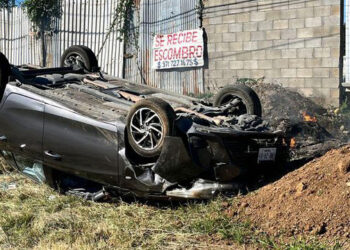 Violenta volcadura sobre la Carretera Federal 185 en el Istmo