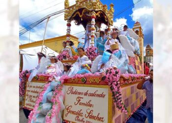 Víctor González Sánchez en la explicación de su carro alegórico habló de la fe, la unidad y devoción que se tiene a la santa patrona de los tlaxiaqueños.