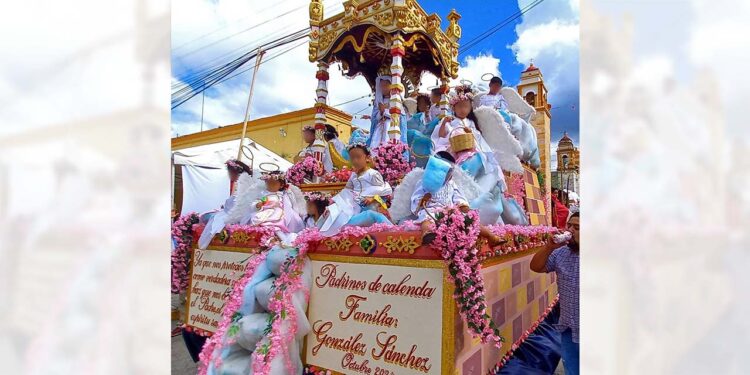 Víctor González Sánchez en la explicación de su carro alegórico habló de la fe, la unidad y devoción que se tiene a la santa patrona de los tlaxiaqueños.