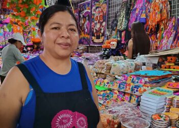 Foto: Lisbeth Mejía Reyes // Wendy Lara vende calaveritas de azúcar y tazas decoradas de catrinas.