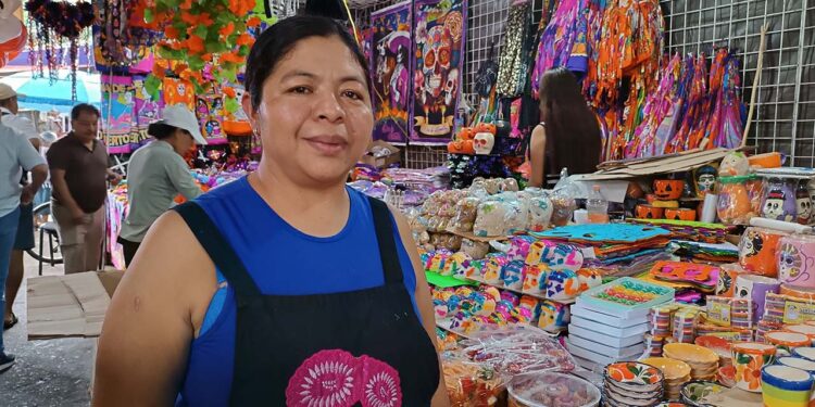 Foto: Lisbeth Mejía Reyes // Wendy Lara vende calaveritas de azúcar y tazas decoradas de catrinas.