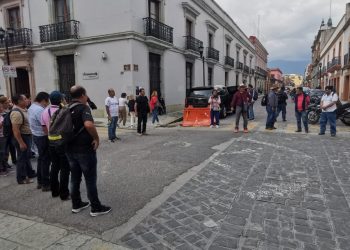 Foto: Jesús Santiago // Un grupo de maestros se bloquearon la calle Armenta y López, frente al edificio sindical de la Sección 22 del SNTE.