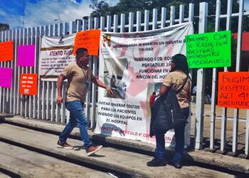 Foto: Jesús Santiago // La protesta fue afuera del Hospital Civil, que fue desalojado por trabajadores; solo atendieron urgencias.