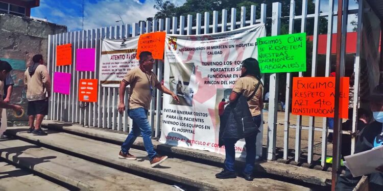 Foto: Jesús Santiago // La protesta fue afuera del Hospital Civil, que fue desalojado por trabajadores; solo atendieron urgencias.