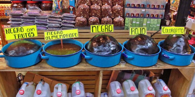 Fotos: Adrián Gaytán // Ya está listo el mole para el Altar de Muertos.