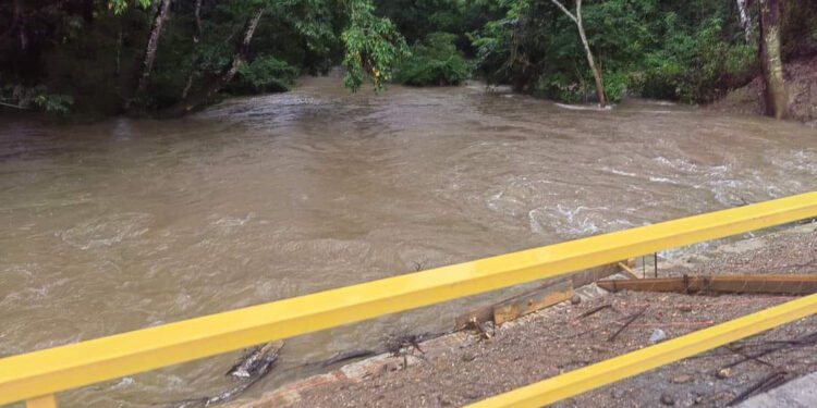 ¡Alerta en Chiltepec! Arroyo en riesgo de desbordarse por intensas lluvias