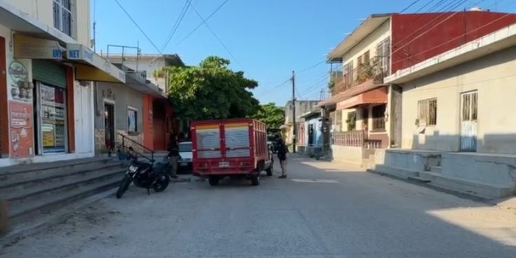 Lo abaten a ‘plomazos’ dentro de una camioneta en Juchitán