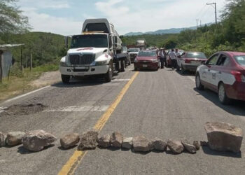 Bloquean Carretera Federal 190 habitantes de San Miguel Ecatepec, Tequisistlán