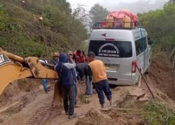 Camioneta de pasajeros a punto de caer al precipicio en los mixes