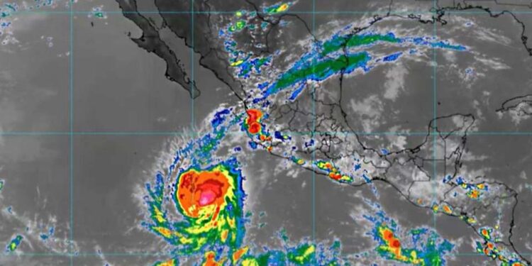 ¡Huracán Kristy se Intensifica a Categoría 3! Alerta por climas severos en México