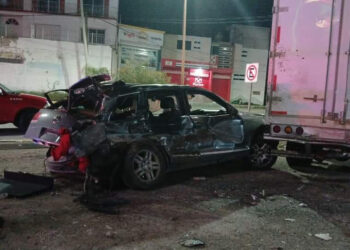 Ebrio adolescente colisiona con parada de autobuses y camión