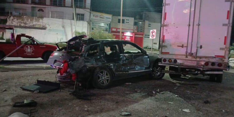 Ebrio adolescente colisiona con parada de autobuses y camión