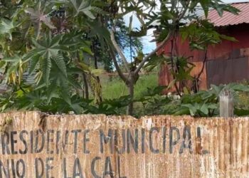 VIDEO | Halla muerto a su padre en la entrada de su casa