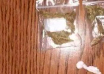 Le encontraron un envoltorio de marihuana y polvo rocoso similar al cristal.