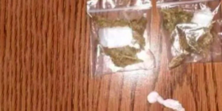 Le encontraron un envoltorio de marihuana y polvo rocoso similar al cristal.