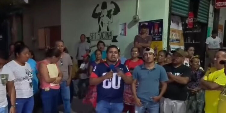 Vecinos protestan por contaminación con aguas negras y la falta de atención en Juchitán