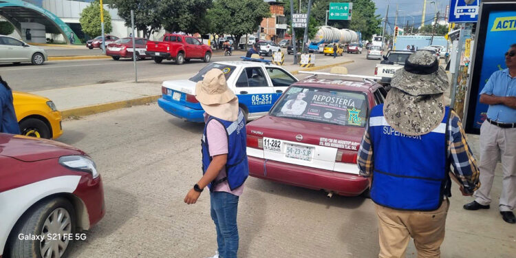 Detiene Semovi 5 taxis por irregularidades