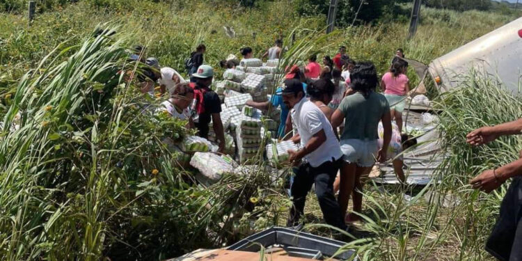 Vuelca tráiler cargado con bebidas alcohólicas y desata rapiña en Oaxaca