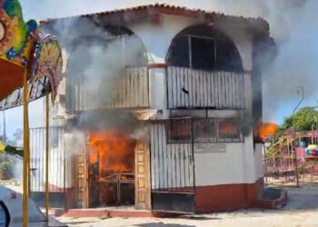 VIDEO | Voraz incendio fulmina librería de la UMAR en Puerto Escondido