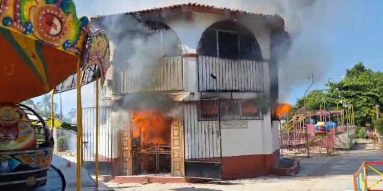 VIDEO | Voraz incendio fulmina librería de la UMAR en Puerto Escondido
