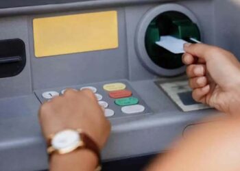 ¡Alerta por estafas bancarias! El nuevo método de “tallado de tarjetas” en cajeros automáticos