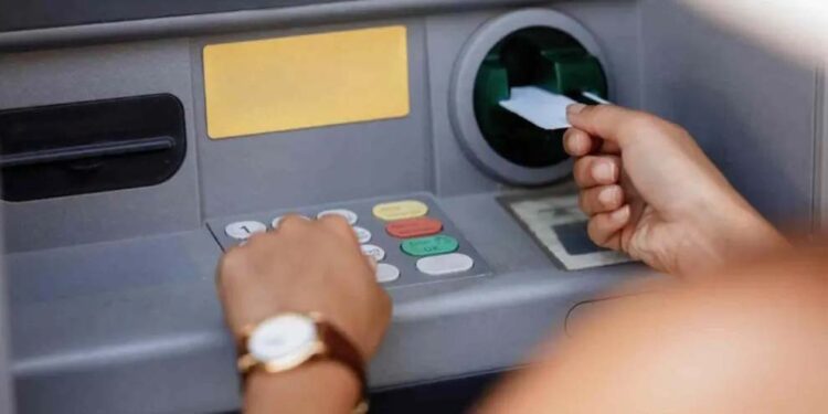 ¡Alerta por estafas bancarias! El nuevo método de “tallado de tarjetas” en cajeros automáticos