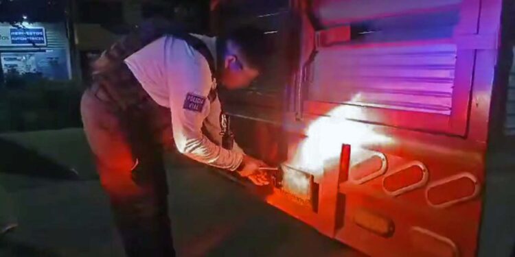 Foto: tomada de video // Un agente de vialidad de Xoxocotlán se “adueña” de una placa para garantizar el pago de una infracción.