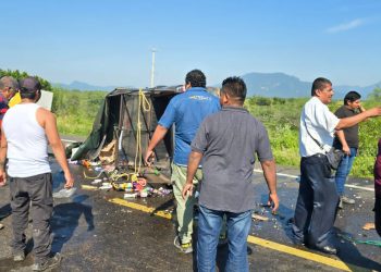 Aparatosa volcadura de camioneta deja tres lesionados