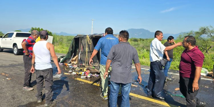 Aparatosa volcadura de camioneta deja tres lesionados