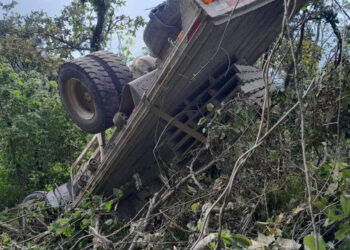 ¡Milagro en la Sierra Mixe! Vuelca camión materialista y conductor sale ileso