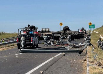 VIDEO | ¡Fatal accidente deja muertos a dos agentes de la GN y múltiples heridos en Michoacán!