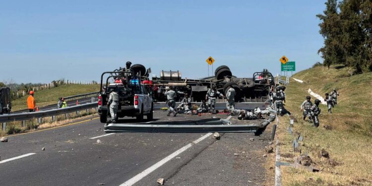 VIDEO | ¡Fatal accidente deja muertos a dos agentes de la GN y múltiples heridos en Michoacán!