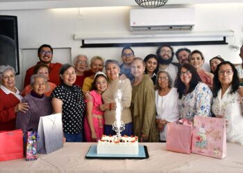 Fotos: Rubén Morales // Sara con su familia, quien la consintió en su día especial.