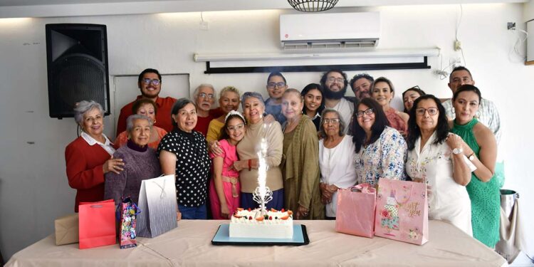 Fotos: Rubén Morales // Sara con su familia, quien la consintió en su día especial.