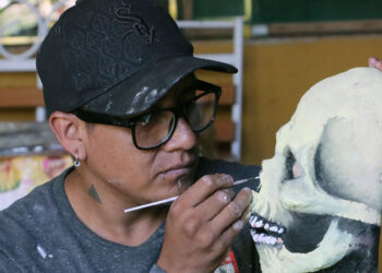 Fotos: Adrián Gaytán // Daniel Hernández Santiago es artista plástico de esta comunidad.