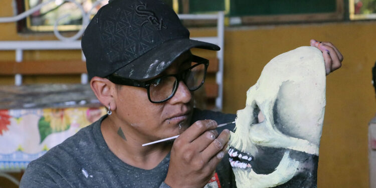 Fotos: Adrián Gaytán // Daniel Hernández Santiago es artista plástico de esta comunidad.