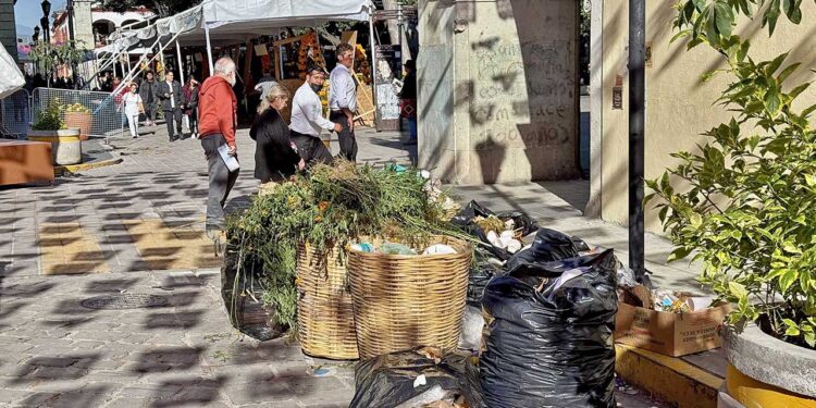 Foto: Luis Alberto Cruz // El cúmulo de desechos dejado por visitantes, negocios y transeúntes que rebasan la capacidad de recolección.