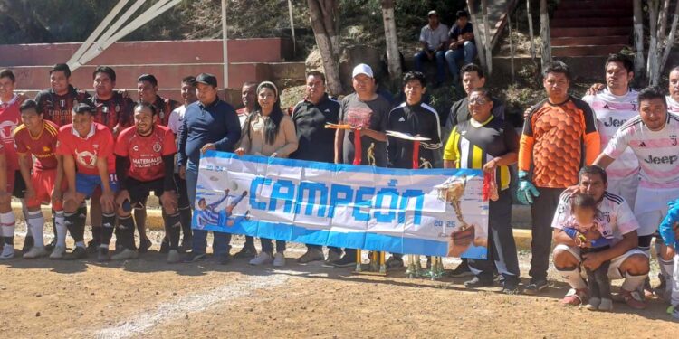 El fin de semana Pirotecnia Platas se alzó como campeón del futbol 7, en San Jacinto Amilpas.