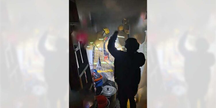 El incendio se registró en un local ubicado en la avenida Dos de Abril.