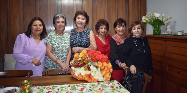 Fotos: cortesía // Felices por compartir esta fecha, estuvieron los familiares y amigos de la cumpleañera.