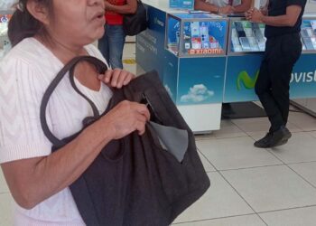 La víctima mostró su bolsa toda navajeada.