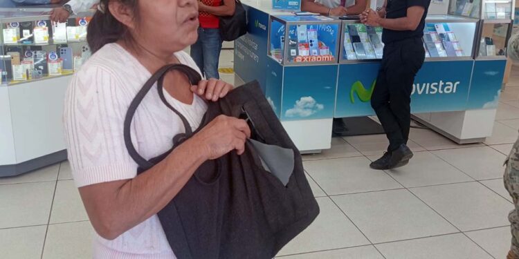 La víctima mostró su bolsa toda navajeada.