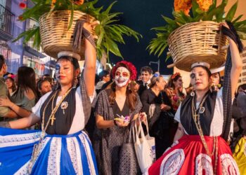 Fotos: Rubén Morales // La Dra. Yoani Rodríguez Villegas, docentes, colaboradores y alumnado compartieron con locales y visitantes una de las tradiciones más coloridas de la cultura oaxaqueña.