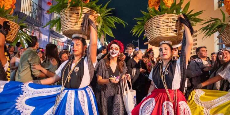 Fotos: Rubén Morales // La Dra. Yoani Rodríguez Villegas, docentes, colaboradores y alumnado compartieron con locales y visitantes una de las tradiciones más coloridas de la cultura oaxaqueña.